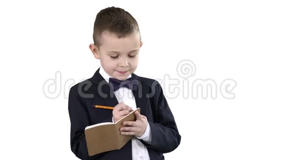 穿着正式衣服的男孩在支票单或白色背景上的笔记本上写字视频的预览图