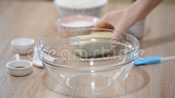 用一碗面粉鸡蛋糖牛奶和黄油在厨房里烤配料准备烤蛋糕或做蛋糕视频的预览图