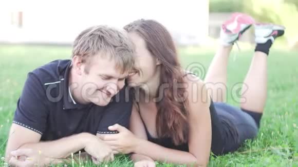 经过一次体育训练男人和女人躺在草地上视频的预览图