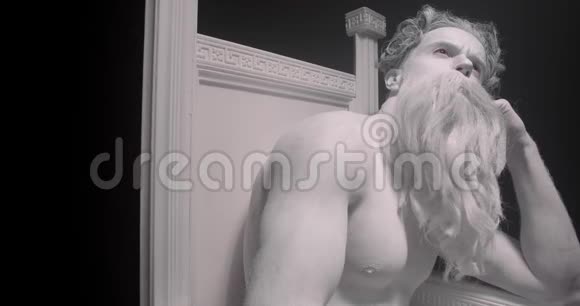 强壮的雷神宙斯长胡子坐在王座上4k视频的预览图