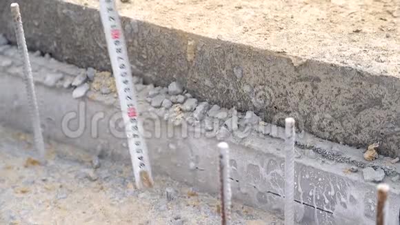 建筑工人在施工现场测量混凝土高度视频的预览图