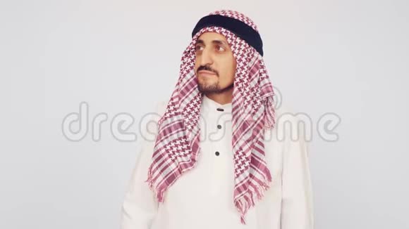 一个留着胡须穿着国服微笑的男人现代办公室里的阿拉伯人他双手交叉笑容满面这就是视频的预览图