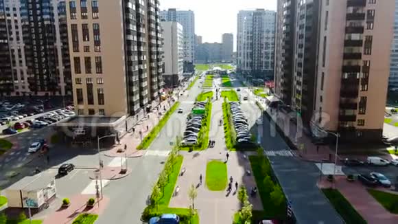 城市高速公路之间的公路动作现代道路中心美丽小巷的俯视图视频的预览图