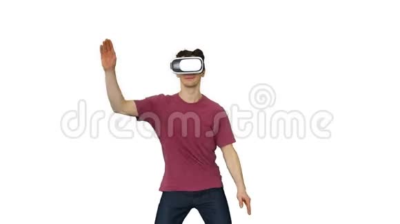 休闲男子在VR眼镜跳舞玩电子游戏初学者水平在白色背景视频的预览图