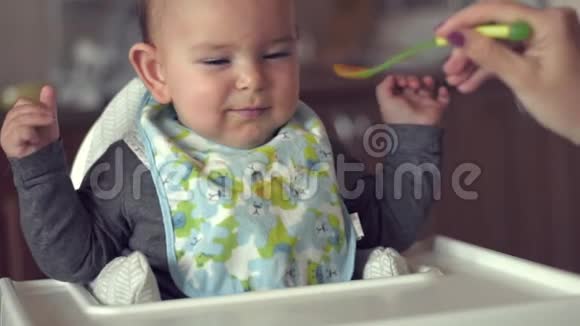 妈妈给勺子婴儿高椅厨房断奶固体独立幼儿视频的预览图