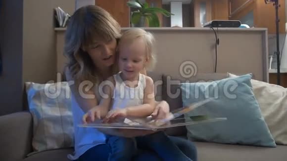有婴儿阅读的女人视频的预览图