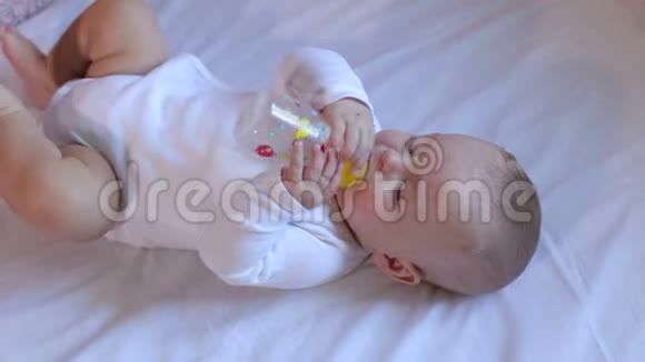 新生婴儿躺在床上从瓶子里喝水或牛奶视频的预览图