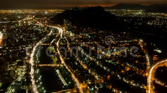 智利圣地亚哥市夜晚高速公路和圣克里斯托巴尔山俯视风景视频的预览图