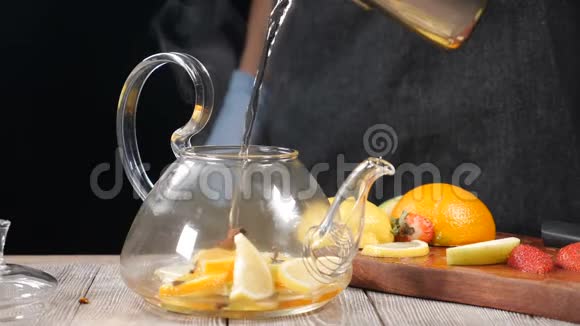 特写镜头将开水倒入茶壶中茶的酿造理念慢动作在视频的预览图
