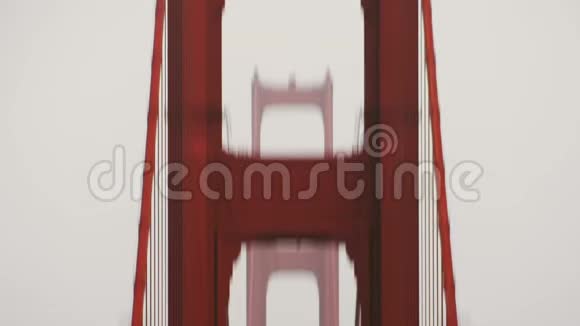 相机倾斜在标志性的日落金门大桥柱缓慢的汽车交通在著名的旧金山加利福尼亚视频的预览图