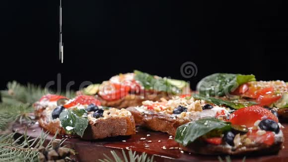 真正的意大利有机油冷压在慢镜头上落在有机面包上自然及健康食物的概念视频的预览图