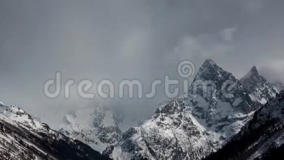 俄罗斯喀拉喀伊切赫基西亚的乔察山云速移动视频的预览图