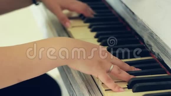 弹钢琴的人的手视频的预览图