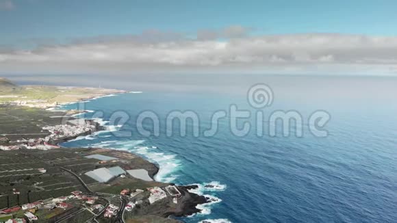 空中射击长海岸线强浪蓝色的海洋和火山海岸大西洋沿岸的一个小镇视频的预览图