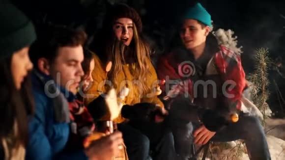 群友坐冬林旁火油炸不同种类的食物视频的预览图
