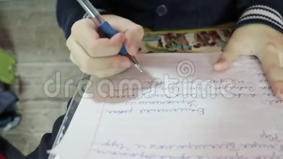 一个男孩在作业本上写字做作业时很亲密视频的预览图