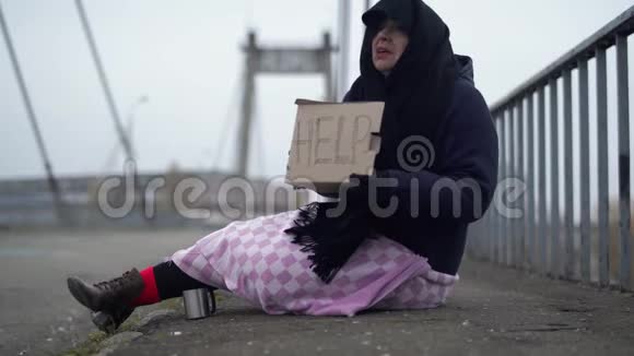 老妇人在街上乞讨无家可归的乞丐寻求帮助成年被遗弃妇女视频的预览图