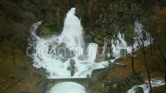 哈伯利泉伊兹维尔胡伯利在阿季多夫AA的Trnovski戈兹德下面斯洛文尼亚伊纳是岩壁下面的一个大岩溶泉在高水位视频的预览图