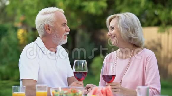 老两口庆祝结婚周年喝酒永远相爱视频的预览图