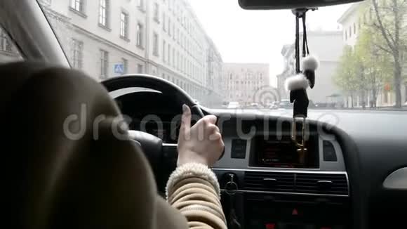 在城市街道上开车的女人视频的预览图