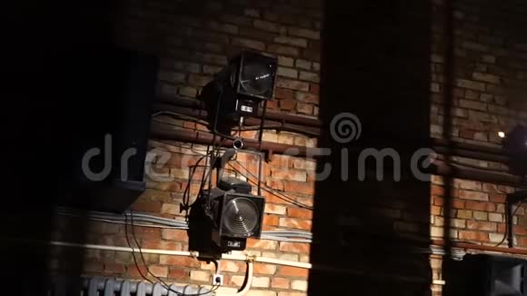 演播室聚光灯用于背景制作电影摄影用老式电动工具录像制作者视频的预览图