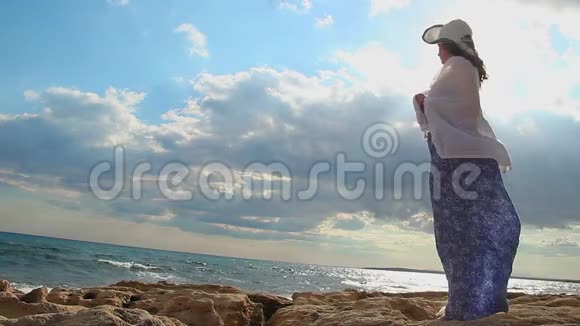 阳光沙滩上浪漫的女性剪影温柔的女性形象风吹视频的预览图