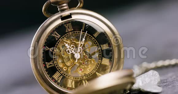 古董旧怀表拨号特写老式嬉皮士时钟测量时间视频的预览图