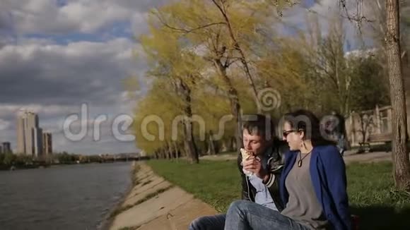 在湖边公园里爱着一对情侣吃着食物视频的预览图