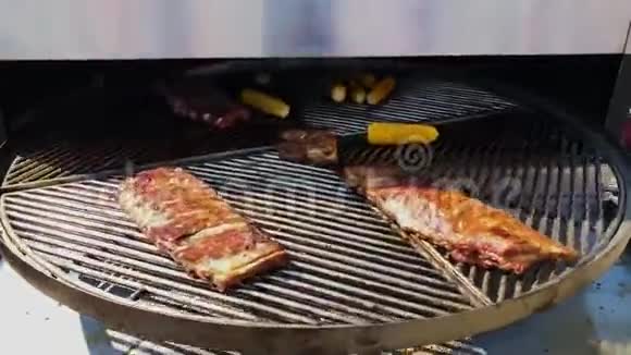 烤烧烤炉上的羊肉排骨和蔬菜烤肉和玉米4K视频的预览图