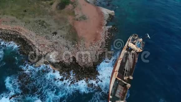 被遗弃的船只搁浅在地中海沿岸从上面看视频的预览图