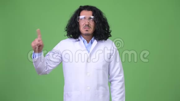 戴防护眼镜的疯狂科学家用手指着视频的预览图