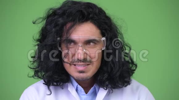 一个戴着防护眼镜的疯狂科学家在策划视频的预览图