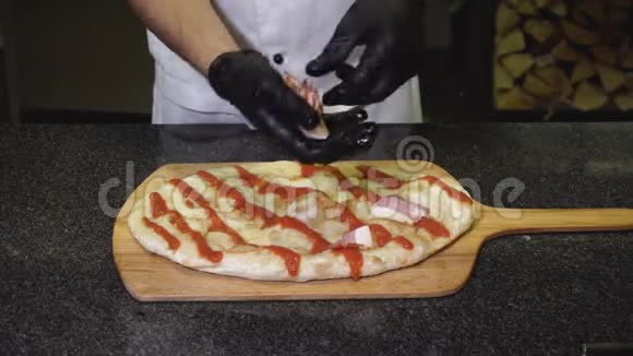 厨师的特写在餐厅准备美味的意大利披萨框架厨师把火腿和香肠切片放在烤好的视频的预览图