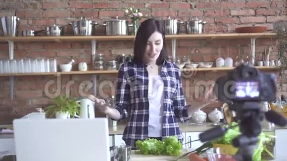 女素食博客在网上的网络摄像头上谈论蔬菜视频的预览图