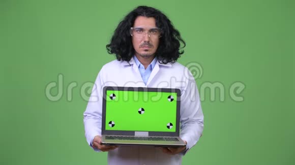 帅哥科学家一边看着笔记本电脑一边思考视频的预览图