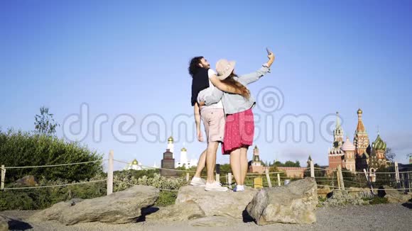 年轻夫妇站在美丽的城市风景旁边视频的预览图
