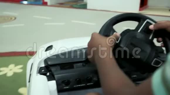 儿童驾驶汽车在游戏中心关闭视频的预览图