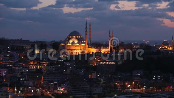 夕阳下的蓝色清真寺越过清真寺美丽的云彩土耳其伊斯坦布尔之灯视频的预览图