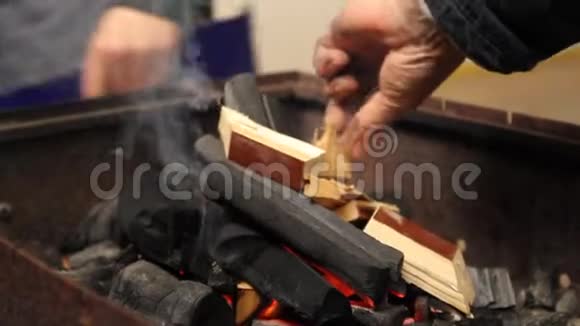 在烤架里把烧好的木头准备烧烤视频的预览图