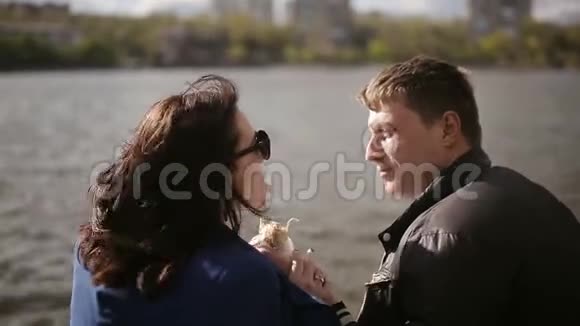 在湖边公园里爱着一对情侣吃着食物视频的预览图
