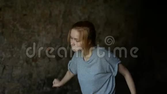 一个十几岁的女孩在树荫下跳舞视频的预览图