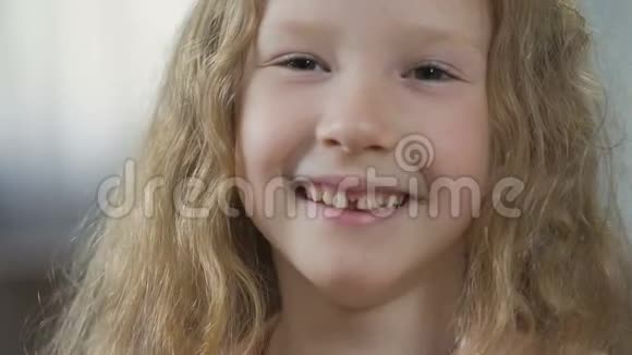 小女孩微笑着笑着进入镜头口腔医学和医疗保健视频的预览图