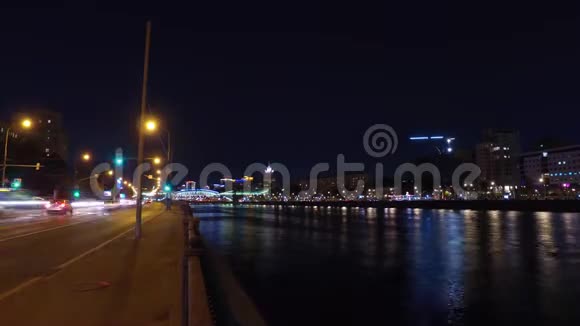 市中心的夜间道路中断视频的预览图