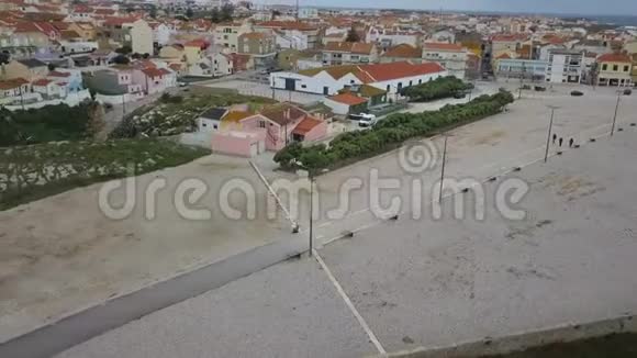 空中镜头一个美丽的景色俯瞰街道和房屋的城市Peniche葡萄牙录像播放视频的预览图