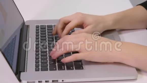 经理在笔记本电脑键盘上工作和打字关闭手持镜头视频的预览图