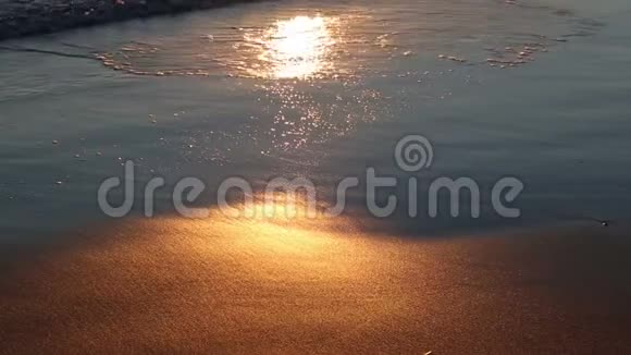 海浪到达海滩阳光反射视频的预览图
