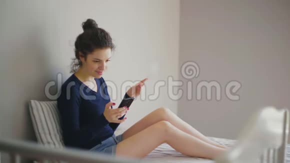 女人用手机和信用卡在床上网购视频的预览图