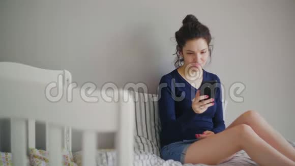 女人用手机在床上网购视频的预览图