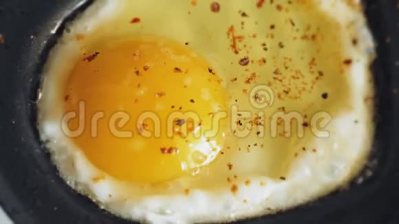 用一个鸡蛋在小锅里煮一个煎蛋视频的预览图