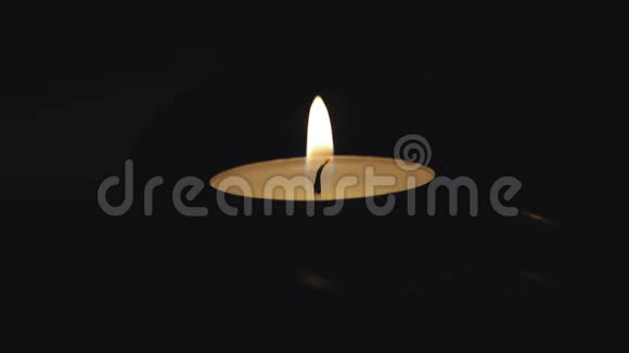 教堂的祈祷蜡烛视频的预览图